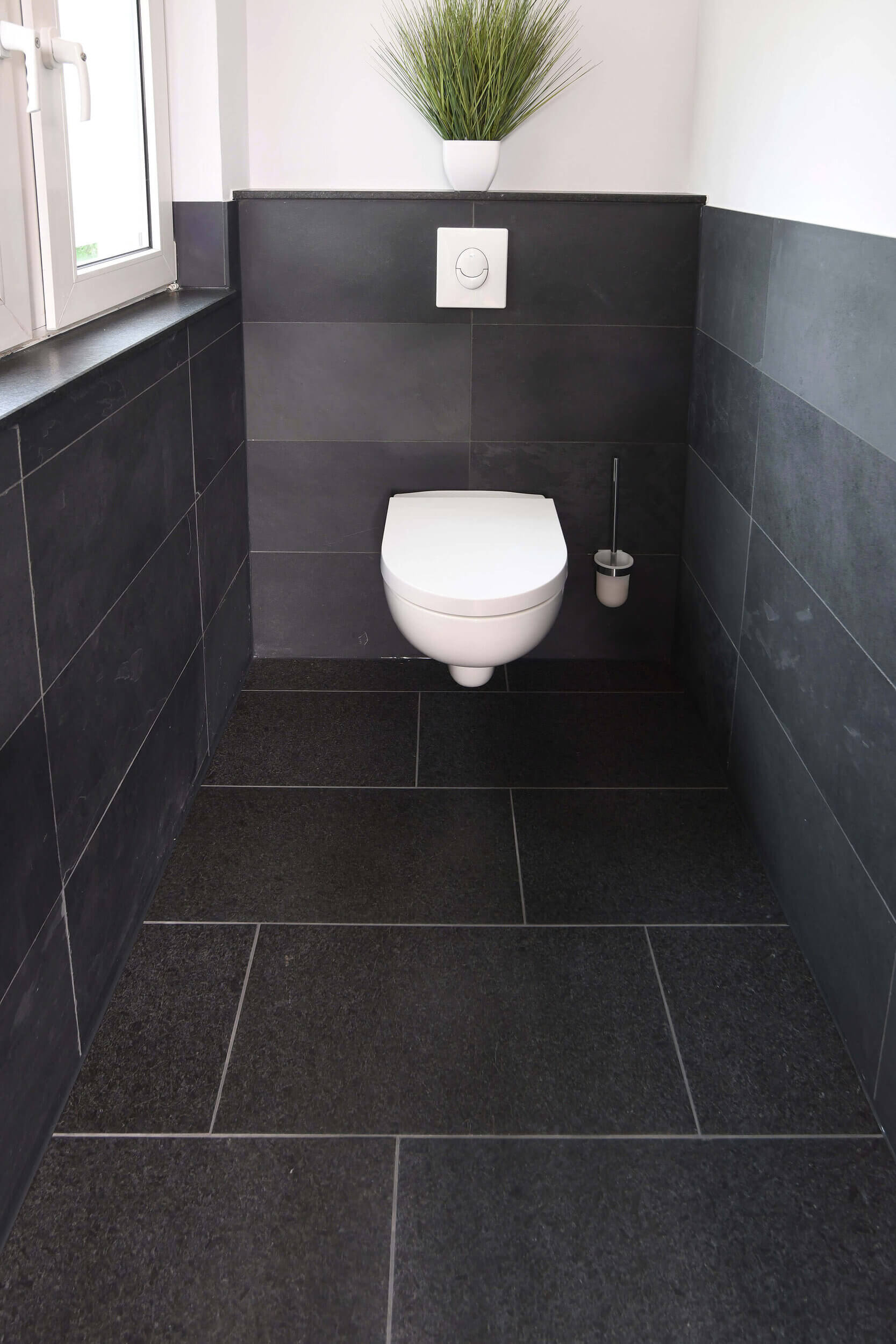 Luxuriöses Bad mit Naturstein