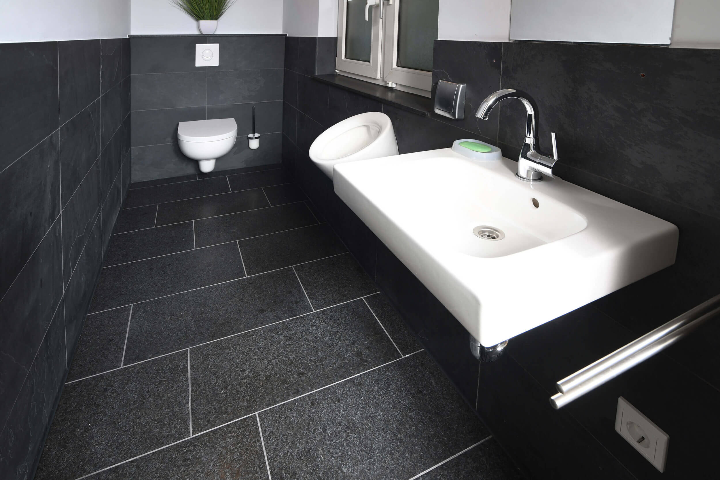 Elegantes Bad mit Steinverkleidung