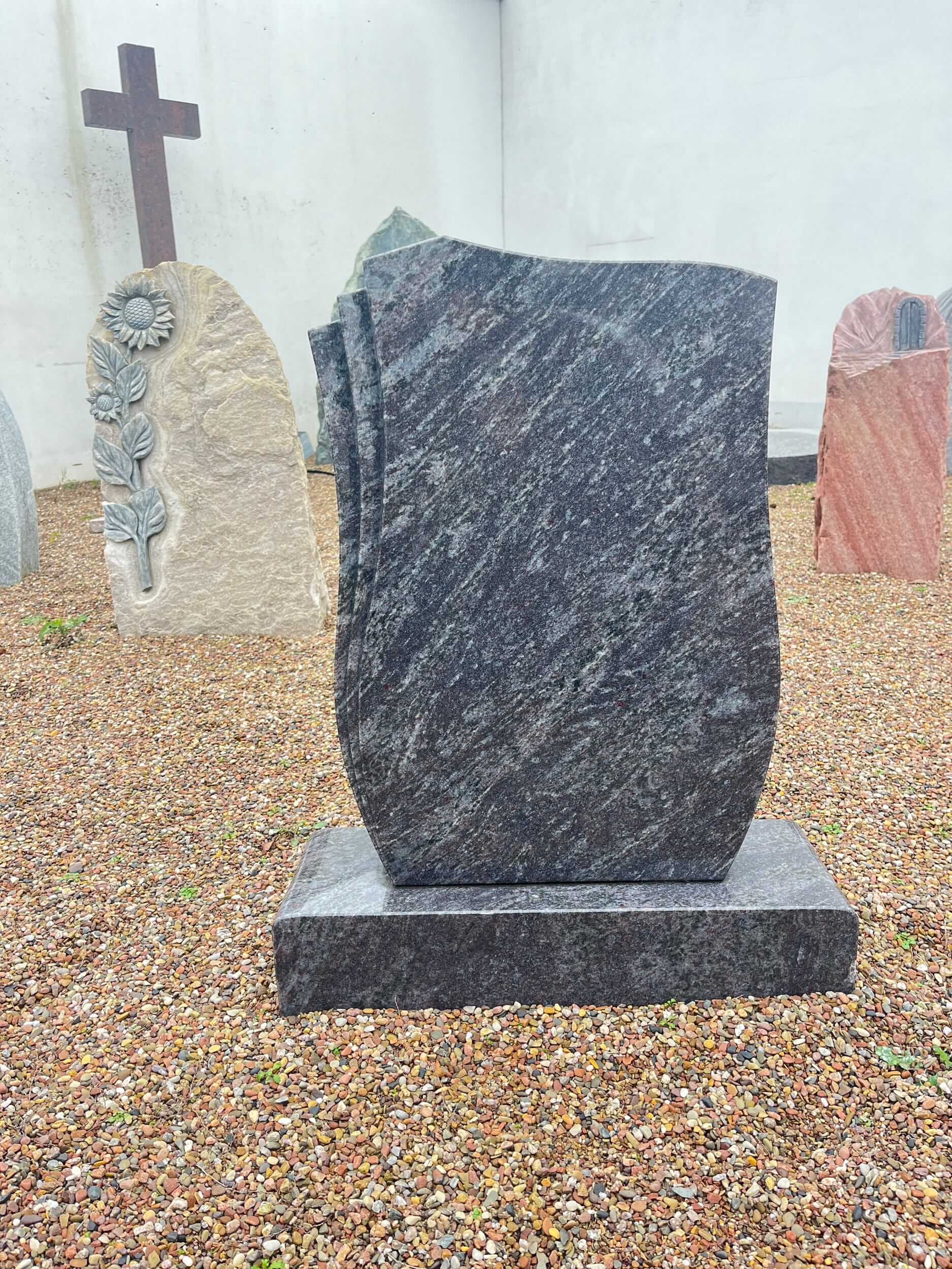 Stele Orion geschwungen mit Sockel