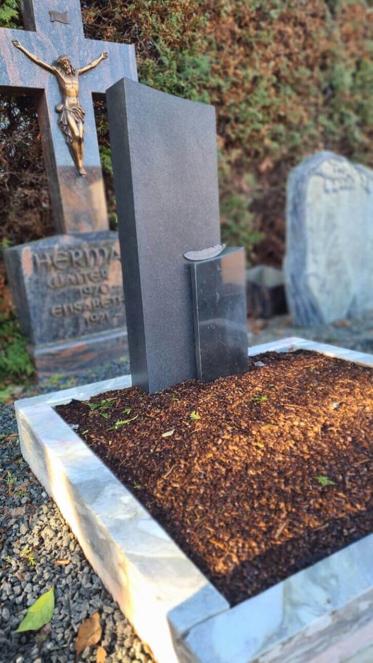 Stele mit Bronze-Feder