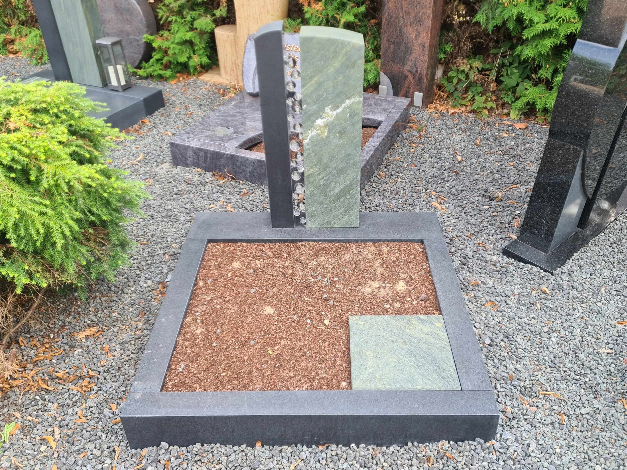 Urnengrab Dorfer mit Glaskugeln