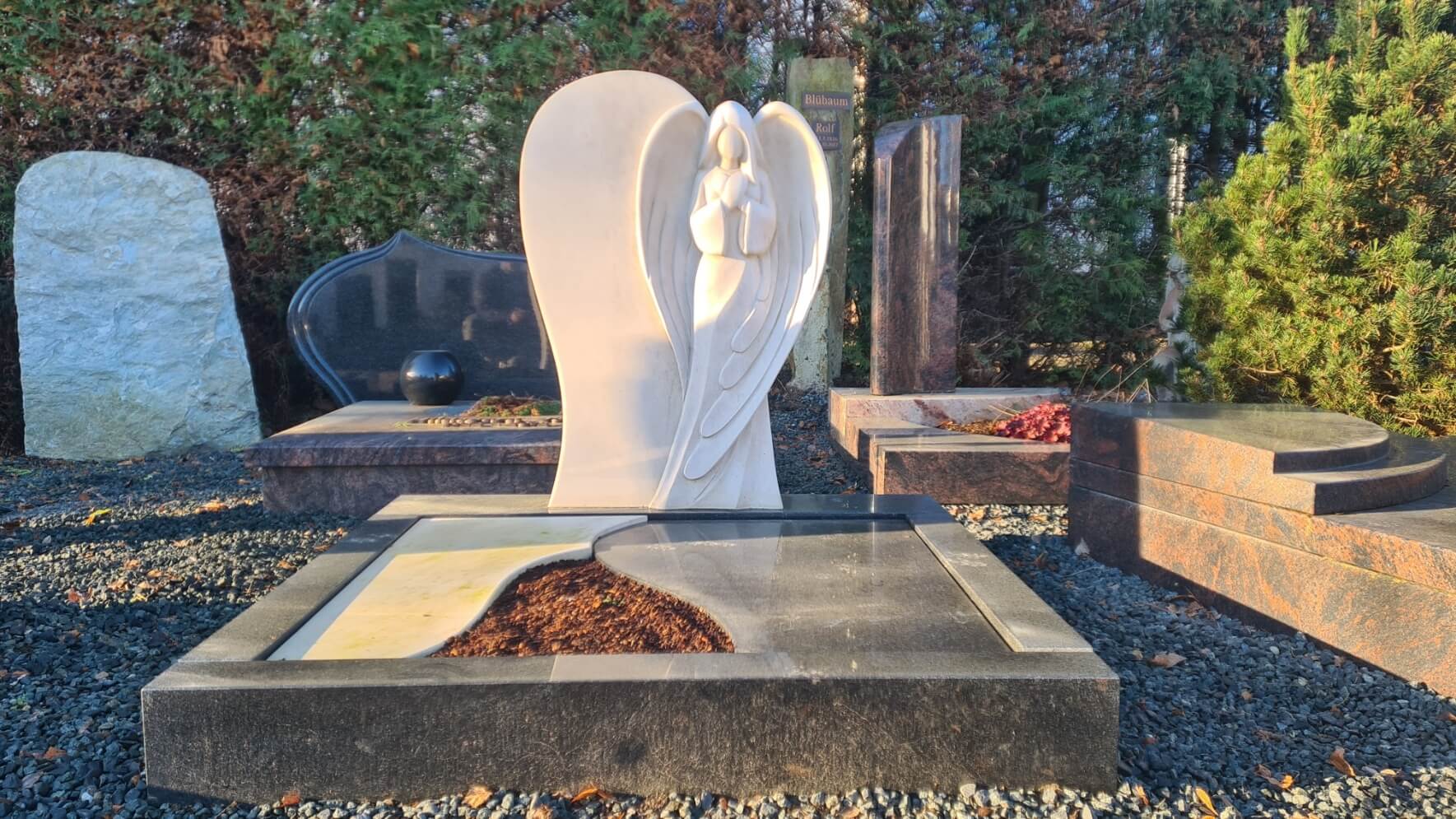 Urnengrabstein Engel Ocean Beige Virginia Black