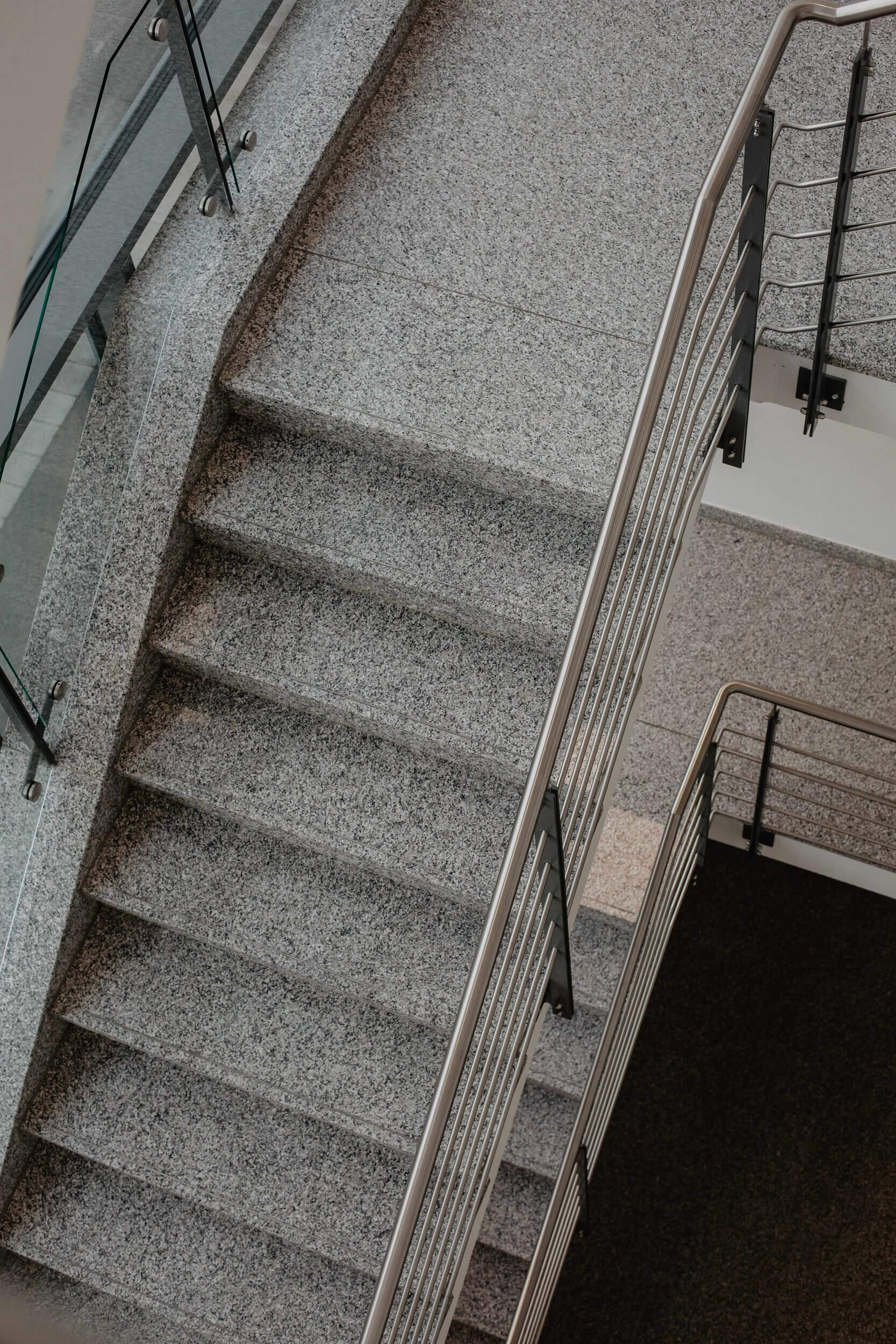 Treppe mit Edelstahlgeländer