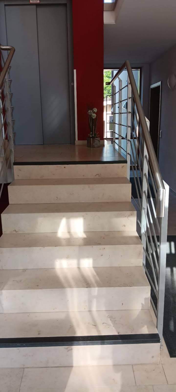 Treppe Jura Gelb mit Signalkante