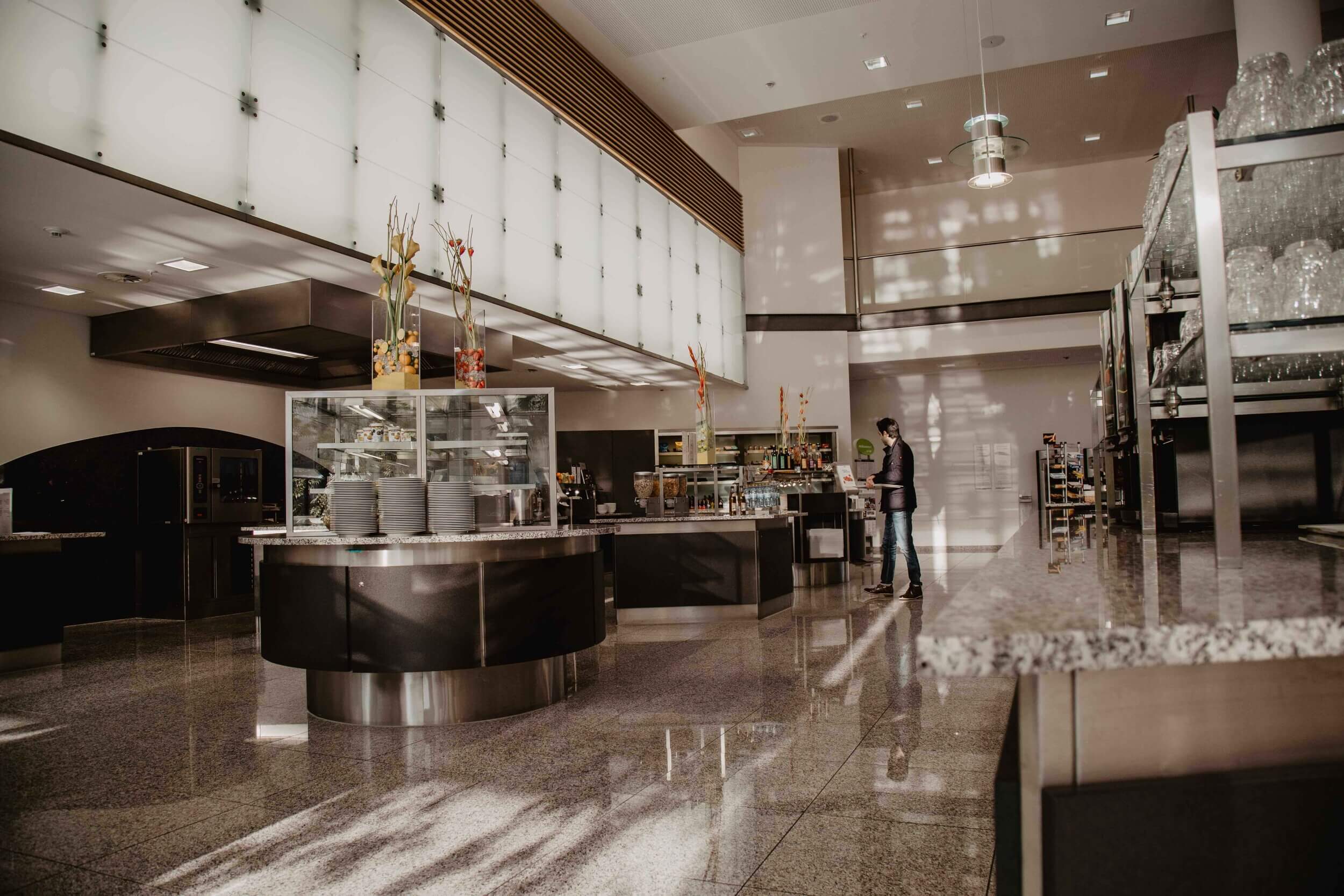 Kantine mit Naturstein