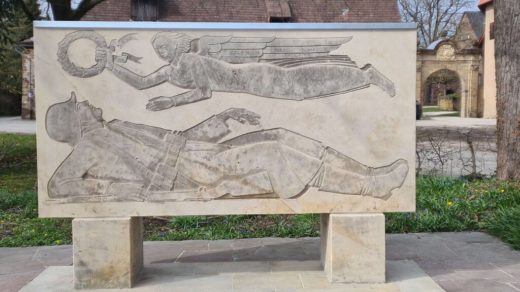 Restauriertes Ehrenmal-Relief in Wehrden